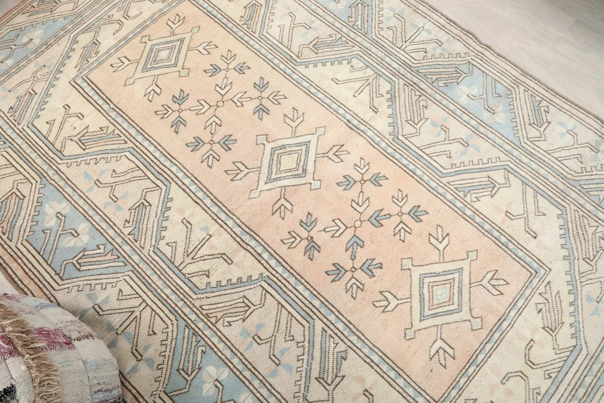 Overhead close-up of the central rose field with diamond and leaf motifs