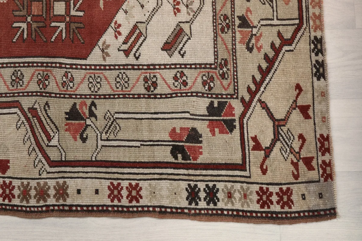 Detailed view of the beige border with small geometric patterns and a rust outer edge