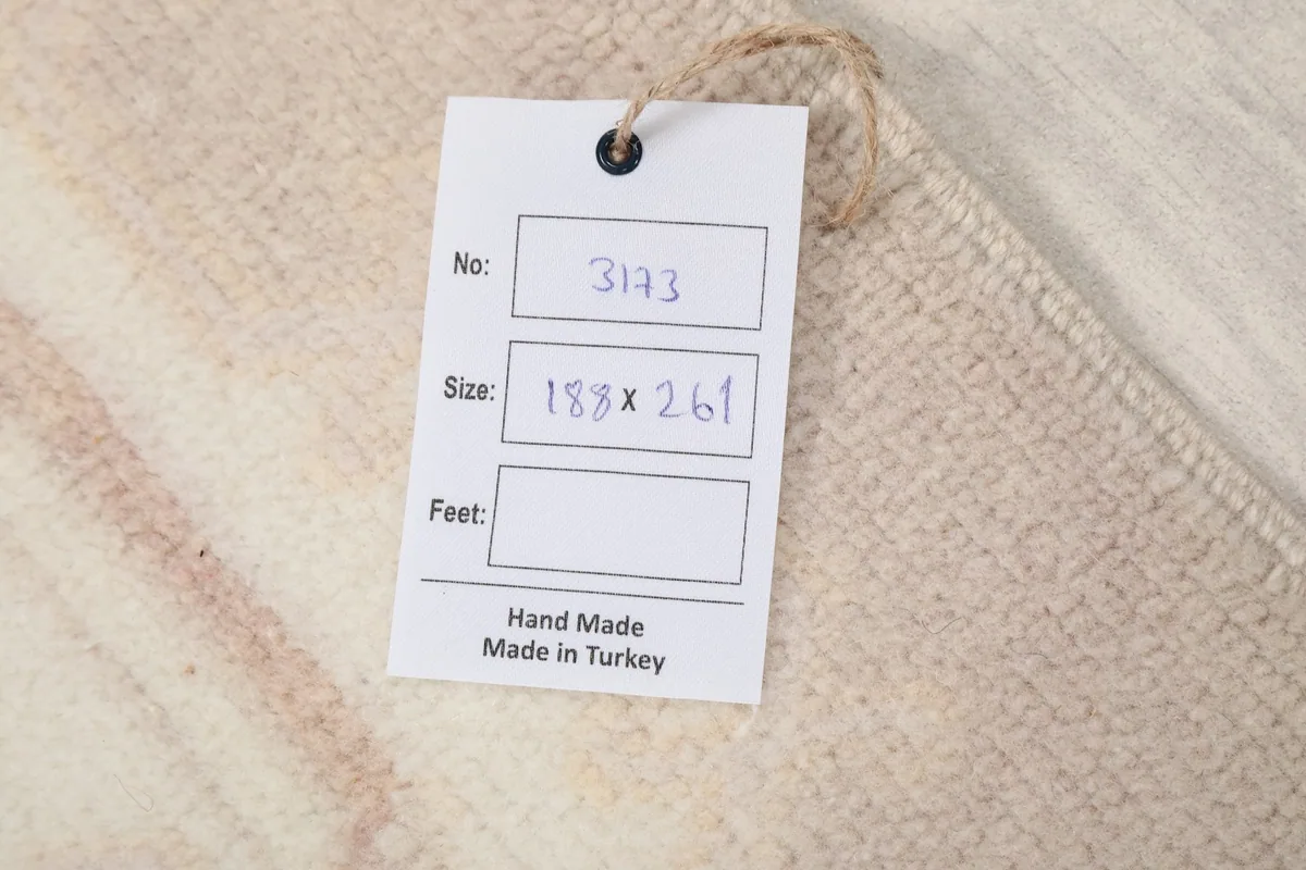 Tag displaying the rug's number and size in centimeters
