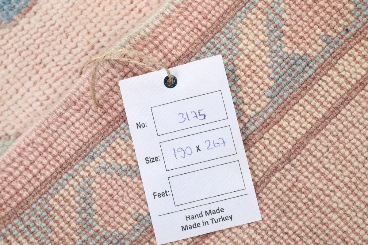 Tag showing the rug's item number and dimensions in centimeters.