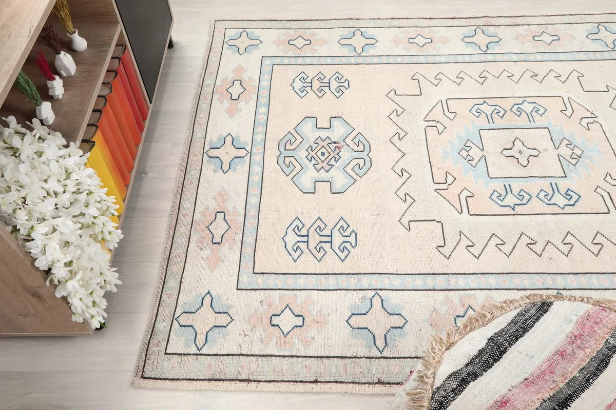 Top-down angle shot of the ivory rug, focusing on the center and surrounding patterns