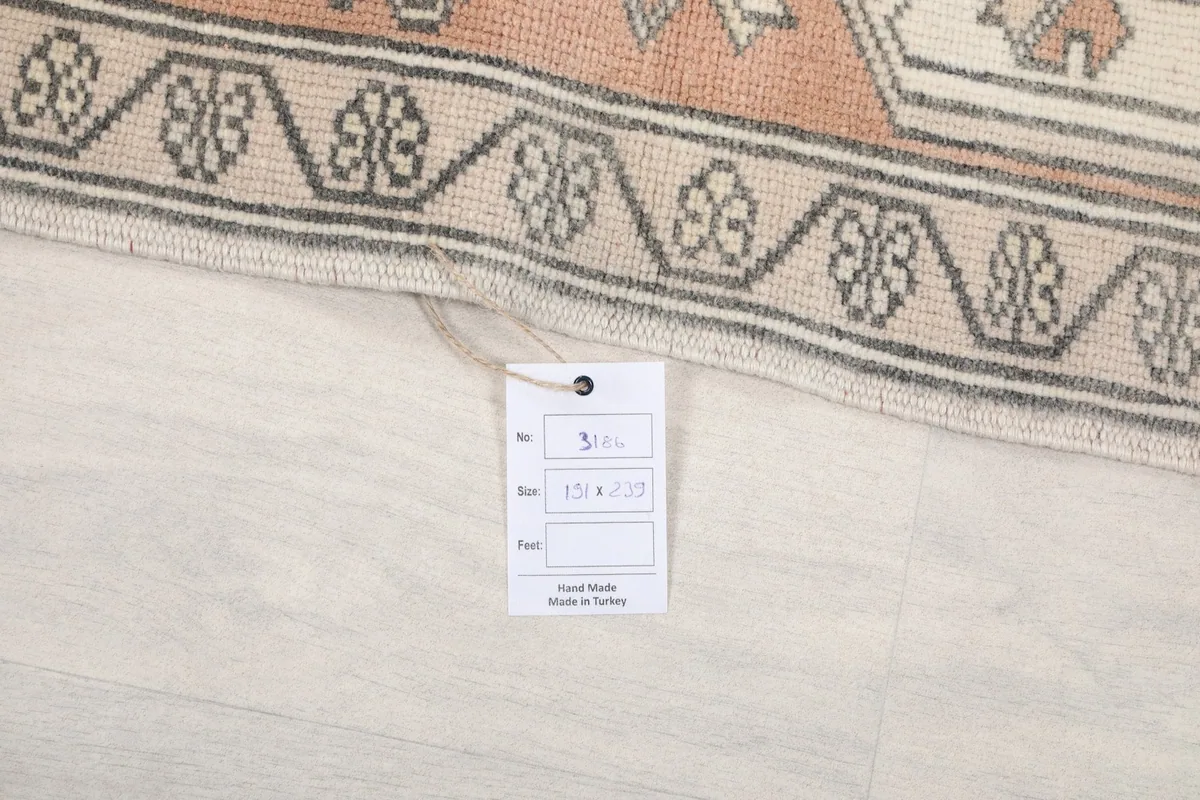 Rug label showing the dimensions and origin of the hand-knotted Anatolian rug