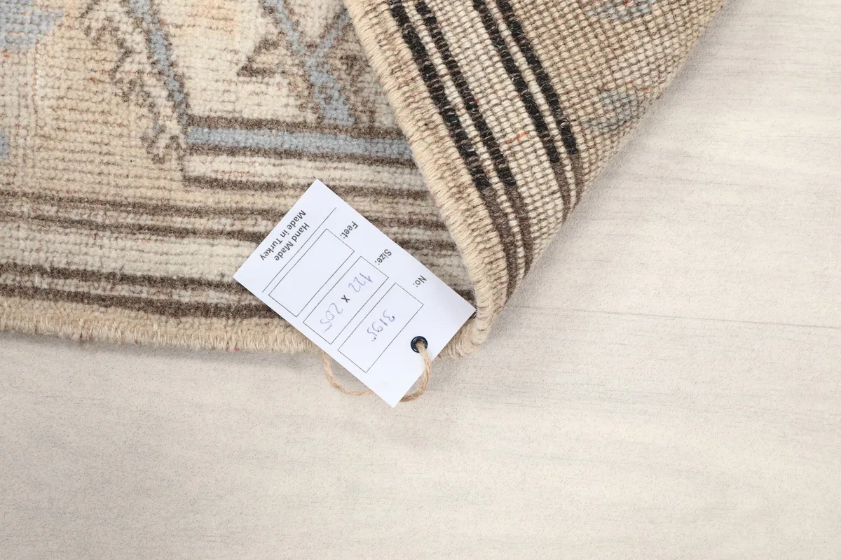 Rug tag displaying the dimensions 4'0" x 6'9" (122 x 205 cm) and origin.