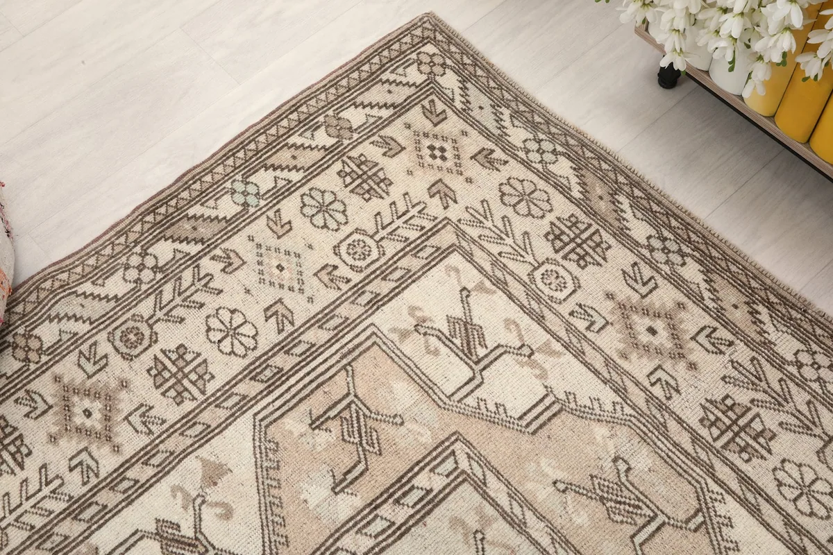 Corner detail of the rug, showcasing the interplay of border and field patterns