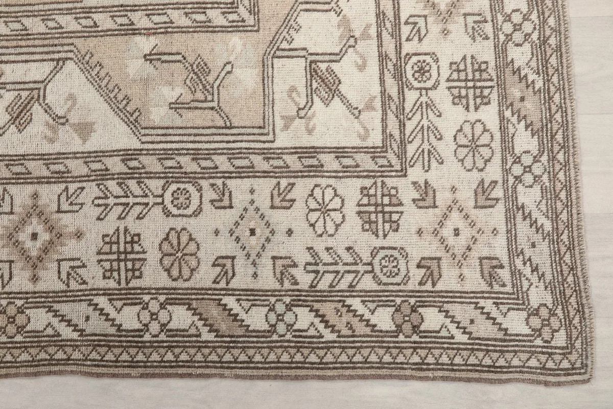 Detailed view of the outer border pattern with floral and diamond motifs