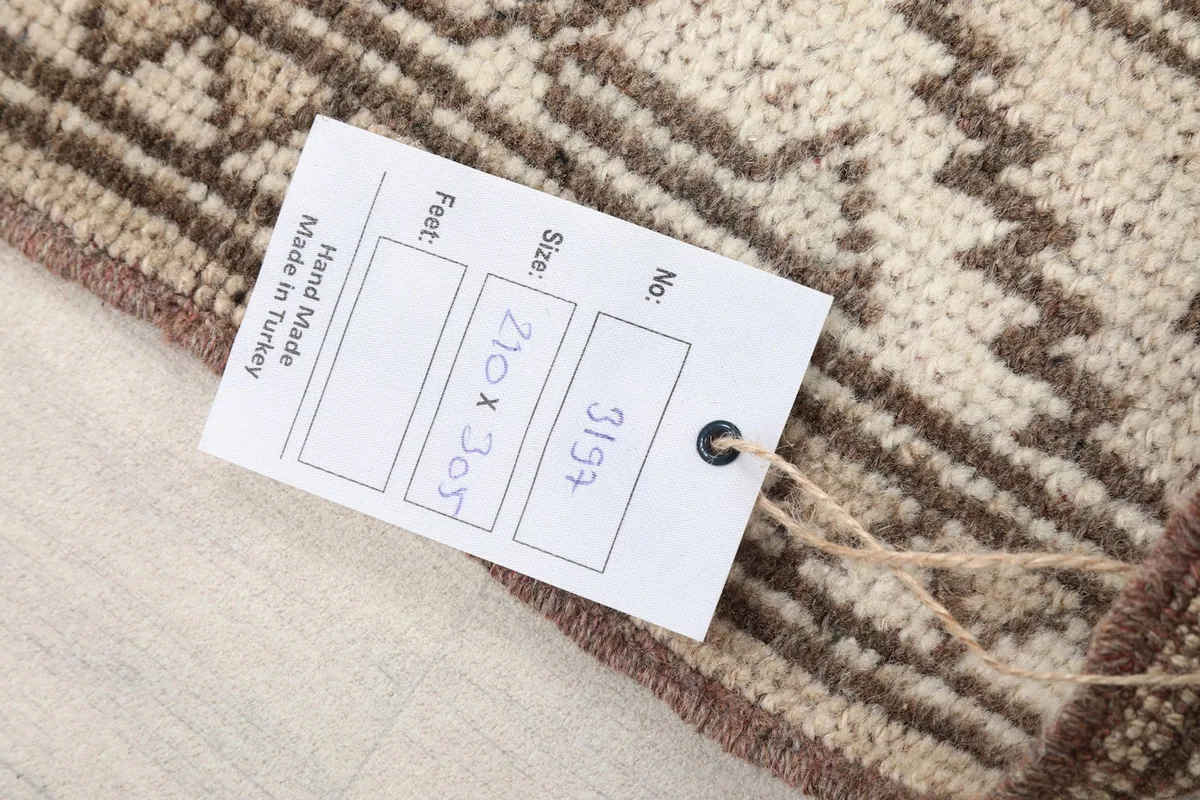Care tag attached to the rug, showing its dimensions in centimeters