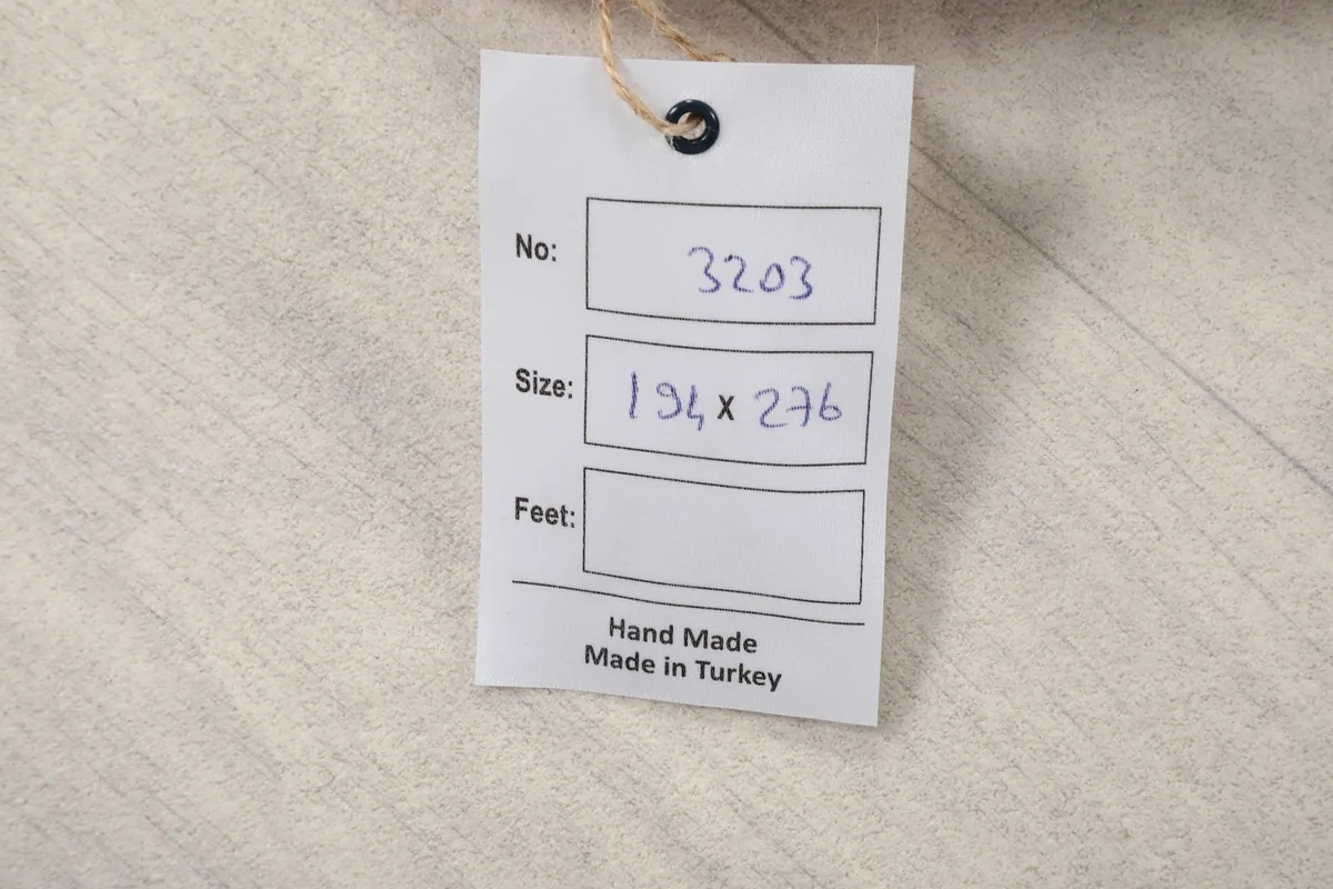 Tag showing the rug's number and size in centimeters (194x276) confirming its origin