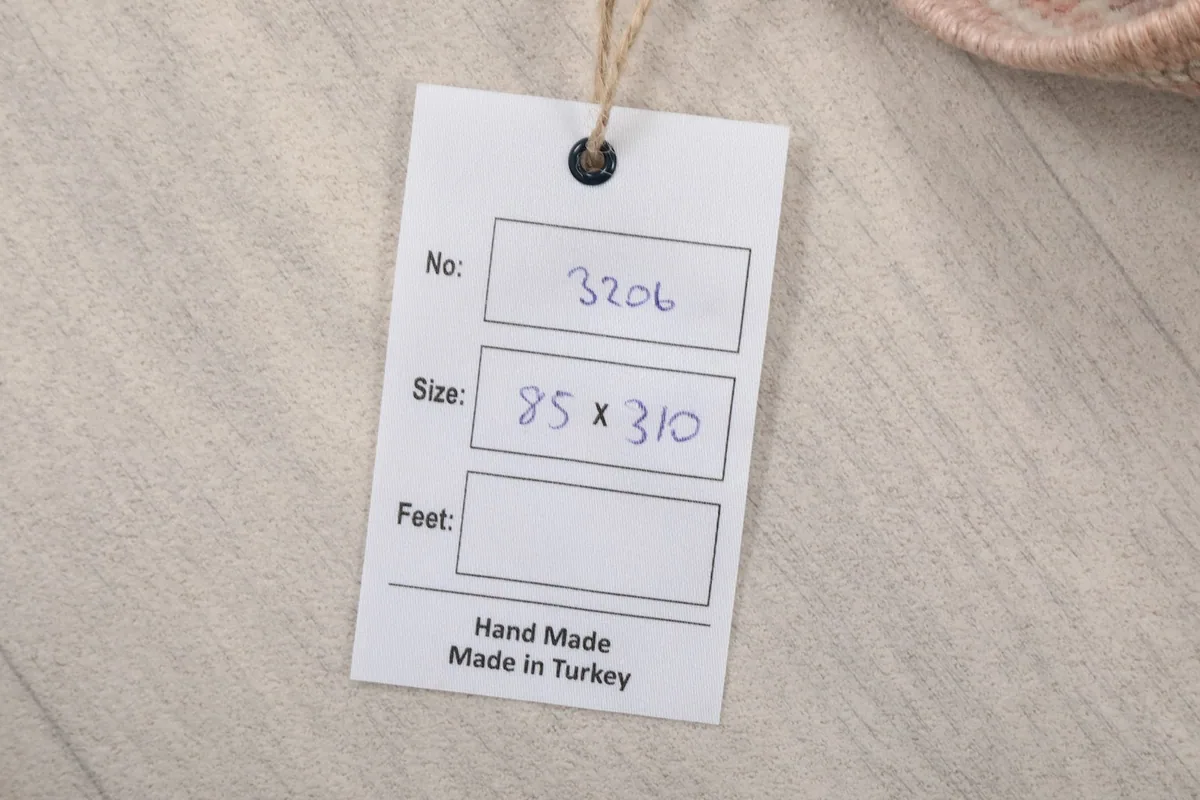 Product tag displaying the rug's item number and dimensions in centimeters