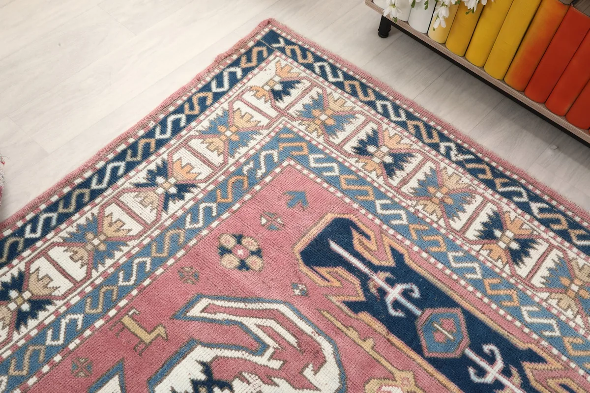 Close-up of a corner, revealing the intricate border design and color blending