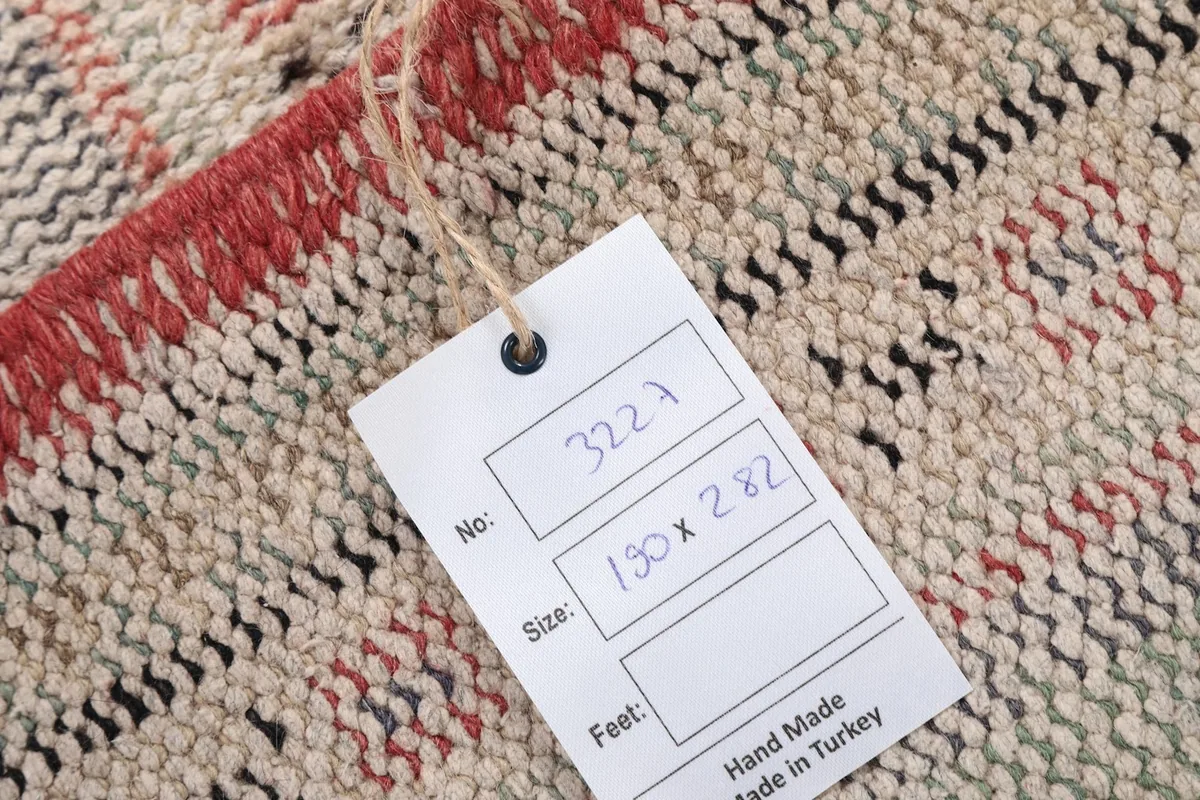 Rug tag displaying the dimensions 190x282 cm and confirming hand-made in Turkey origin