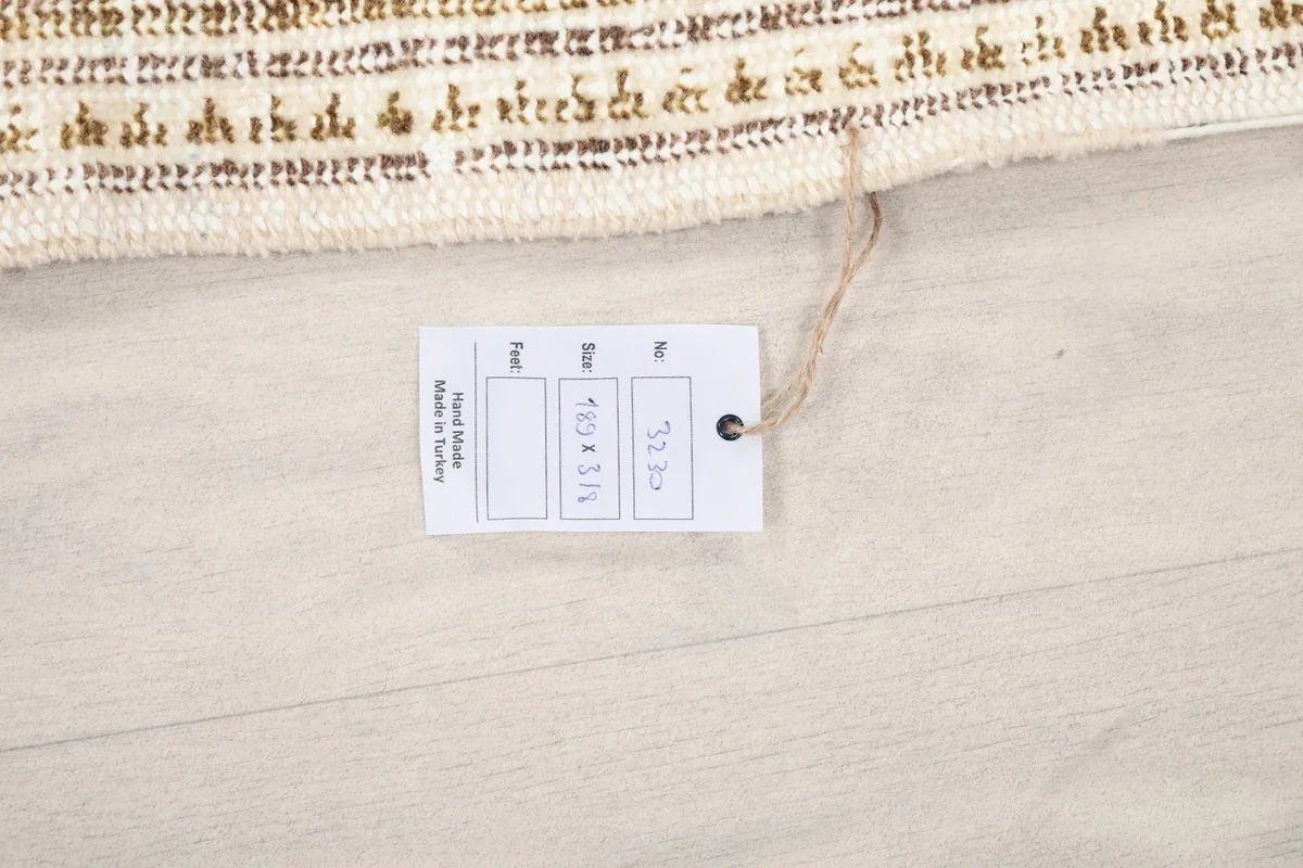 Tag displaying the rug's dimensions: 189 x 318 cm (6'2" x 10'5")