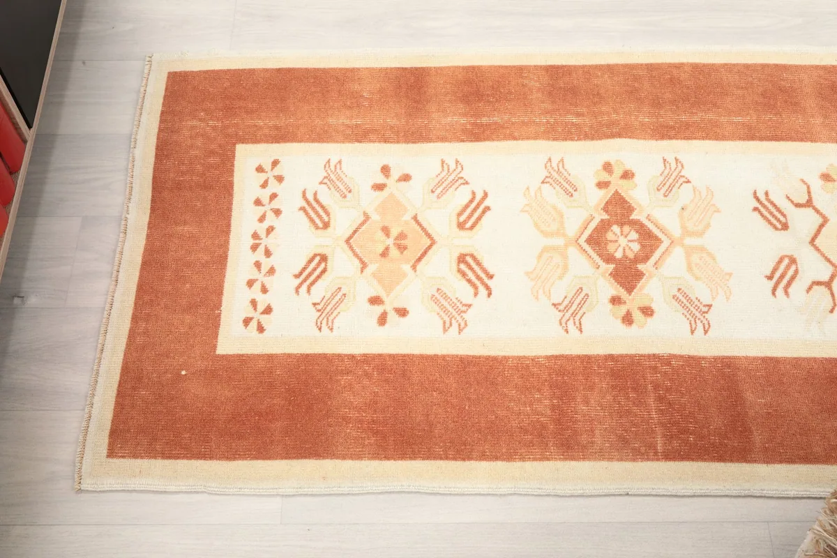 Overhead shot of a section of the runner, showcasing pattern repetition