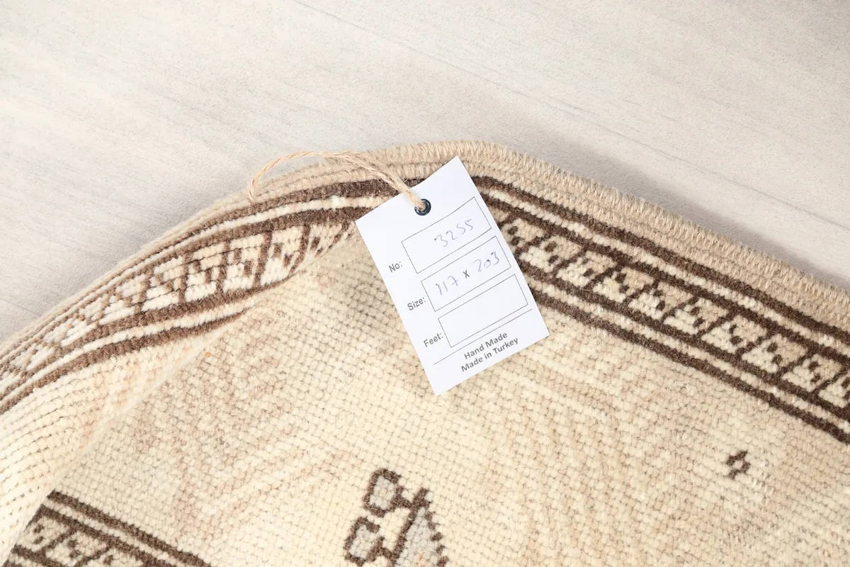 Detail showing the product tag with size and origin information on the back of the rug.