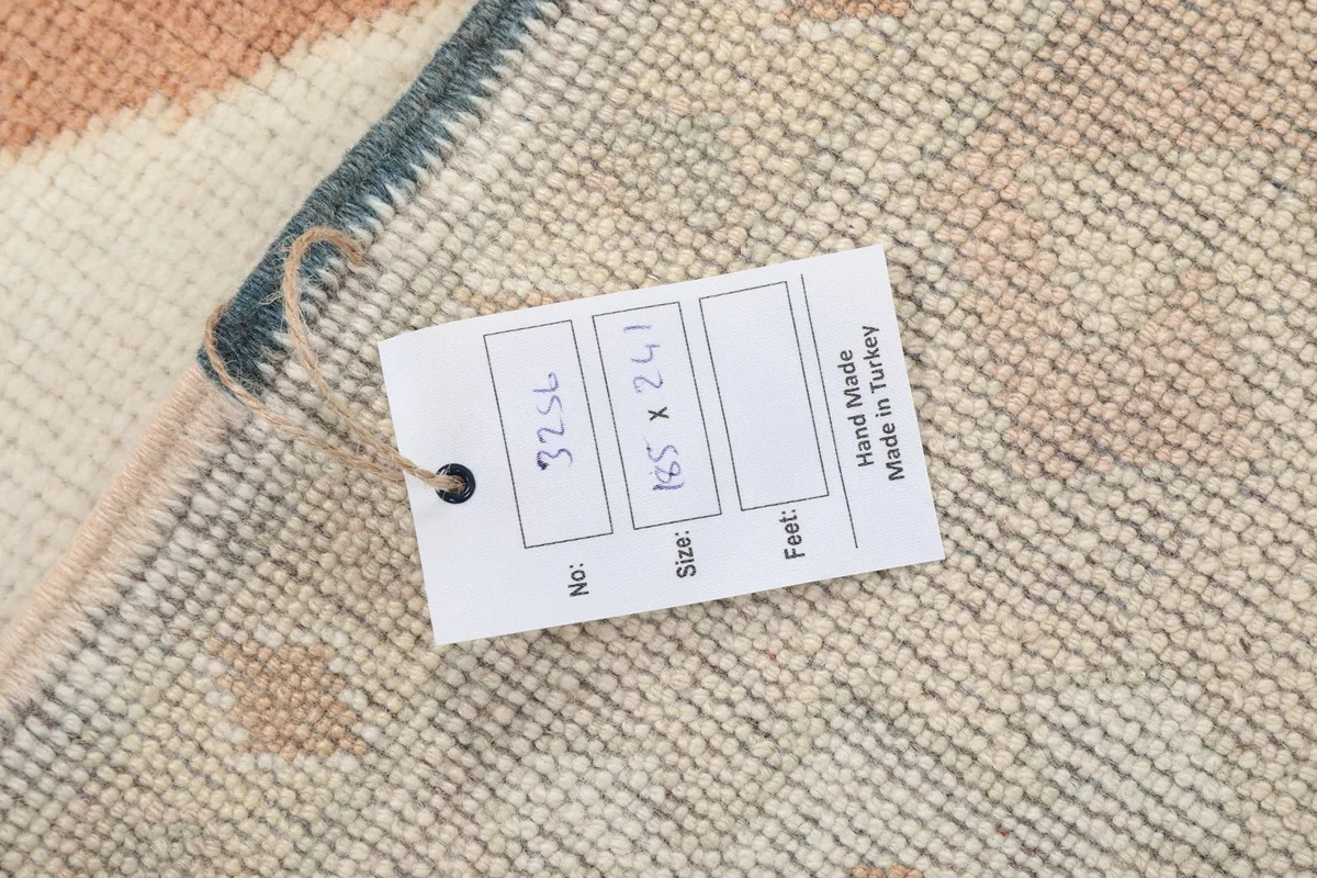 Product tag attached to the rug's back, displaying the rug number and dimensions in centimeters