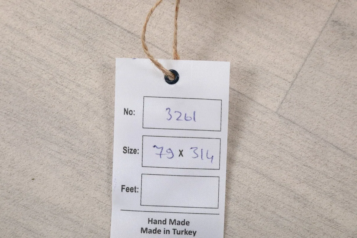 Product tag showing the rug's number and size in centimeters