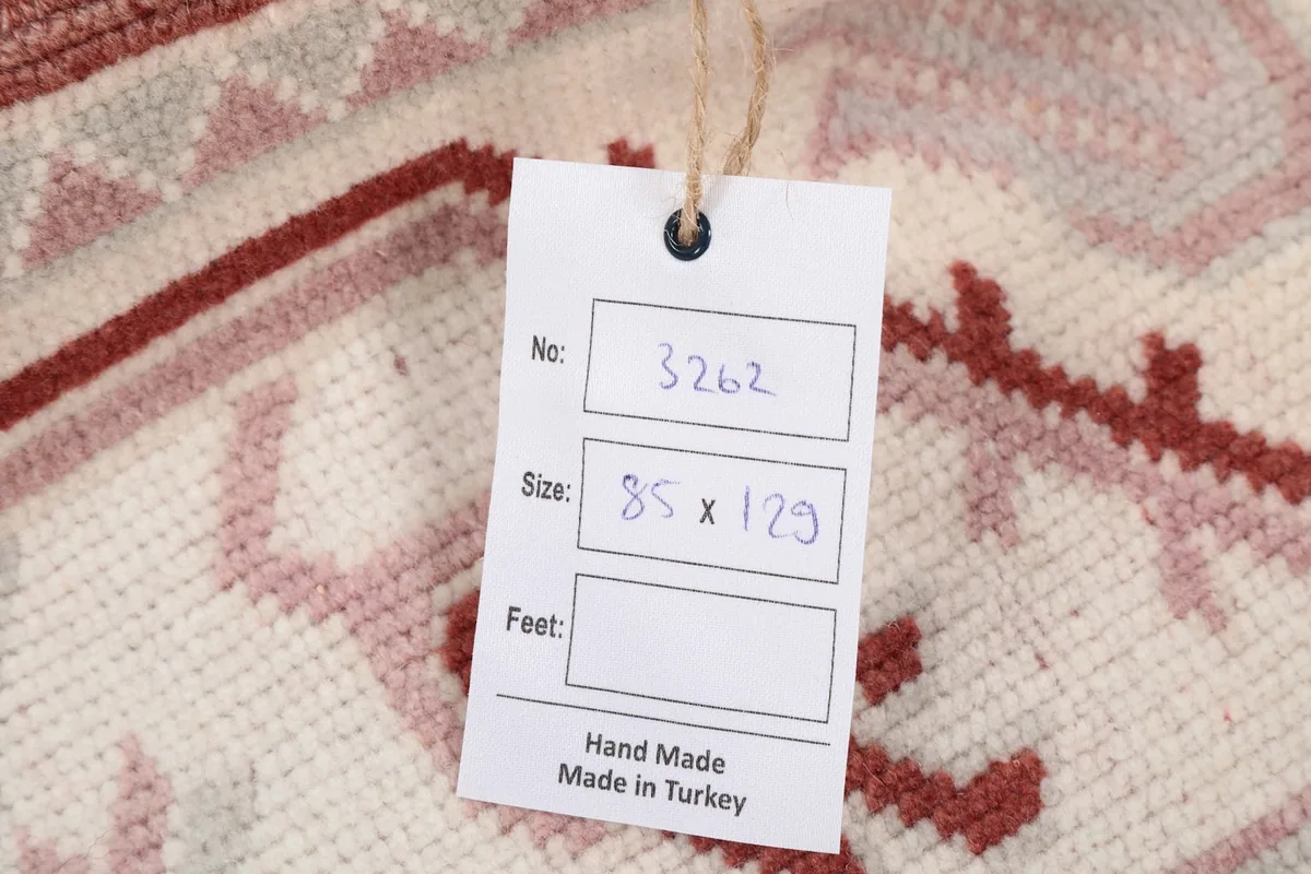 Tag displaying the rug's item number and dimensions in centimeters