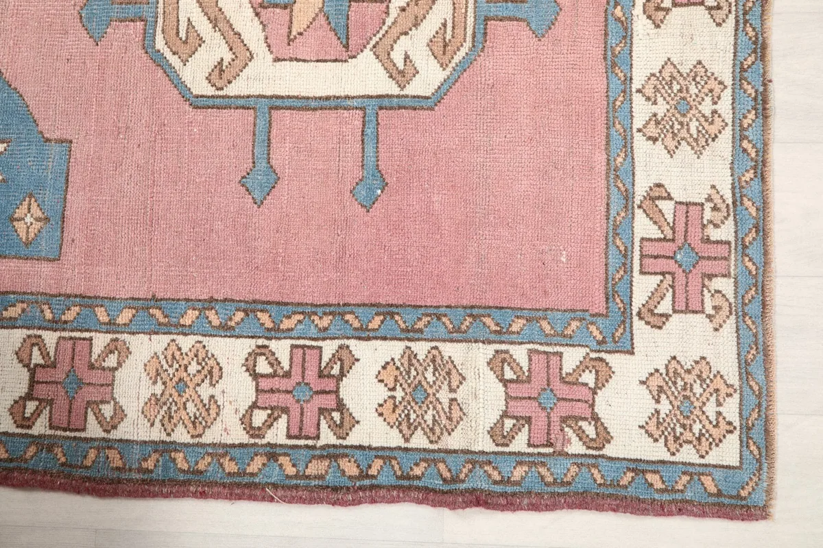 Detailed shot of the corner border with blue and ivory geometric patterns