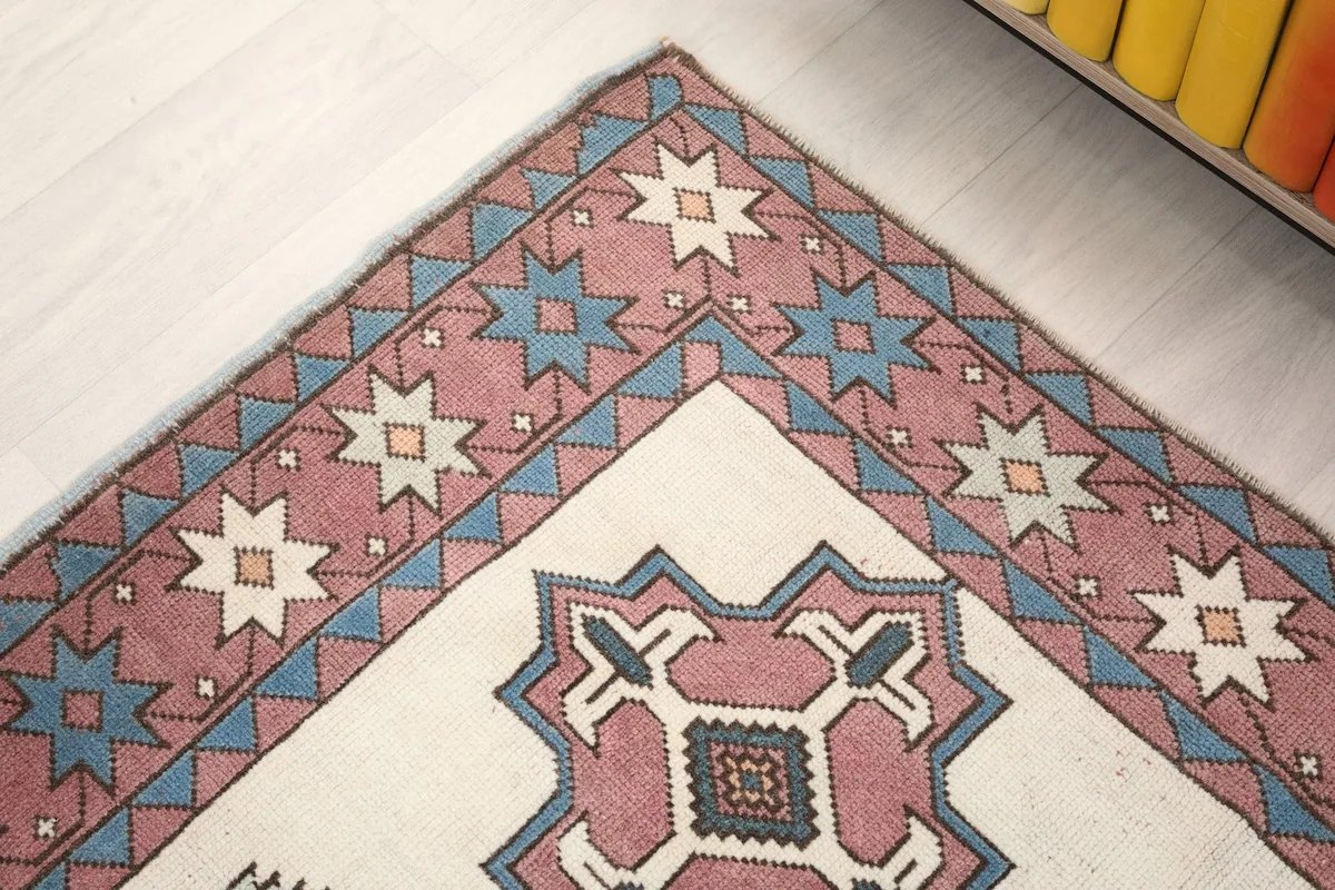Close-up of the rug's border design and corner detail with star patterns
