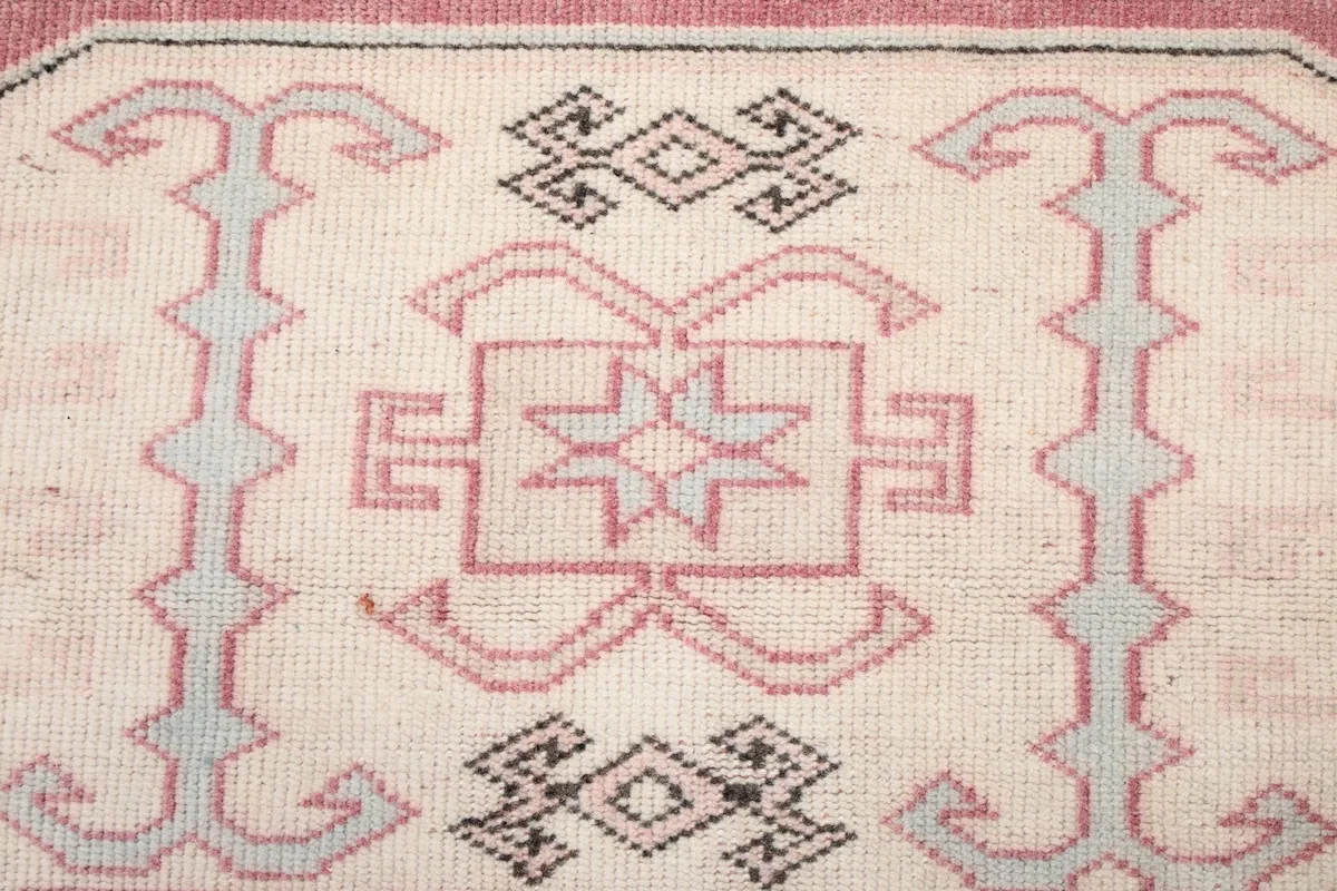 Close-up of a specific geometric pattern on the ivory field, showing knit detail