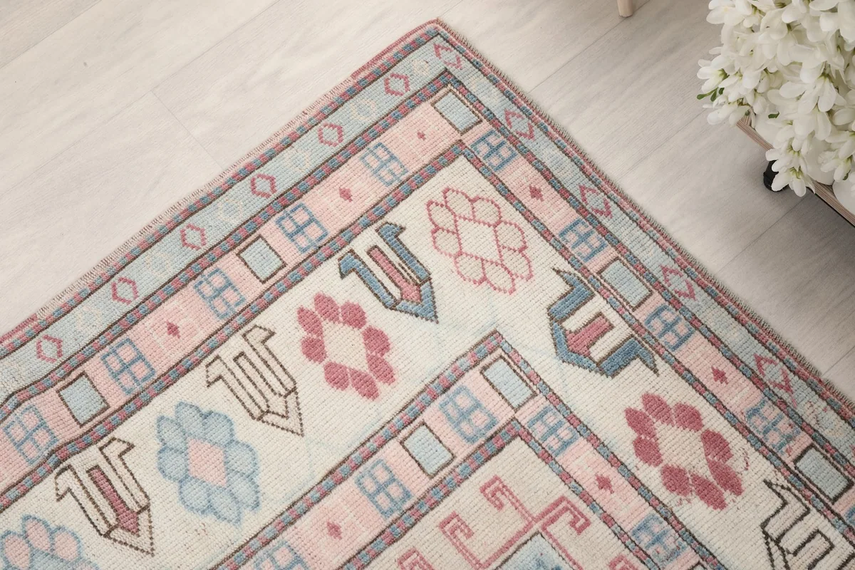 Corner detail of the rug, showcasing the intricate border and field patterns