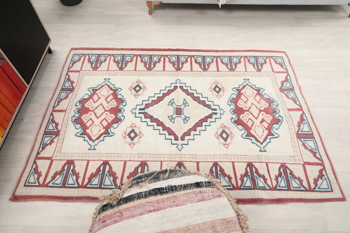 Full overhead view of the rug in the room setting, highlighting its shape and design.