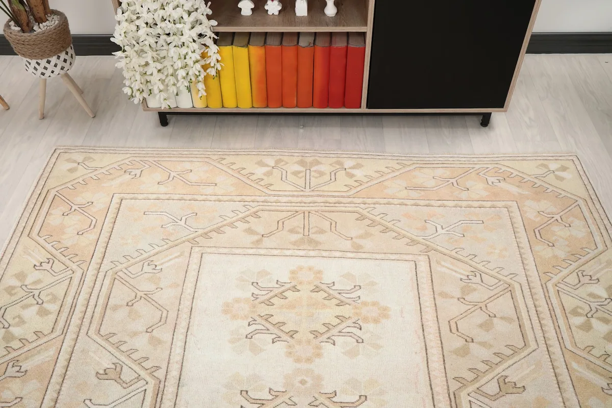 View of the rug's design from one end, showing the full width of the border