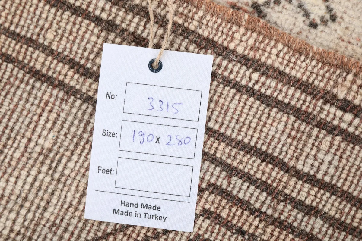 Product tag on the rug showing the size 190x280 cm and 'Hand Made Made in Turkey'