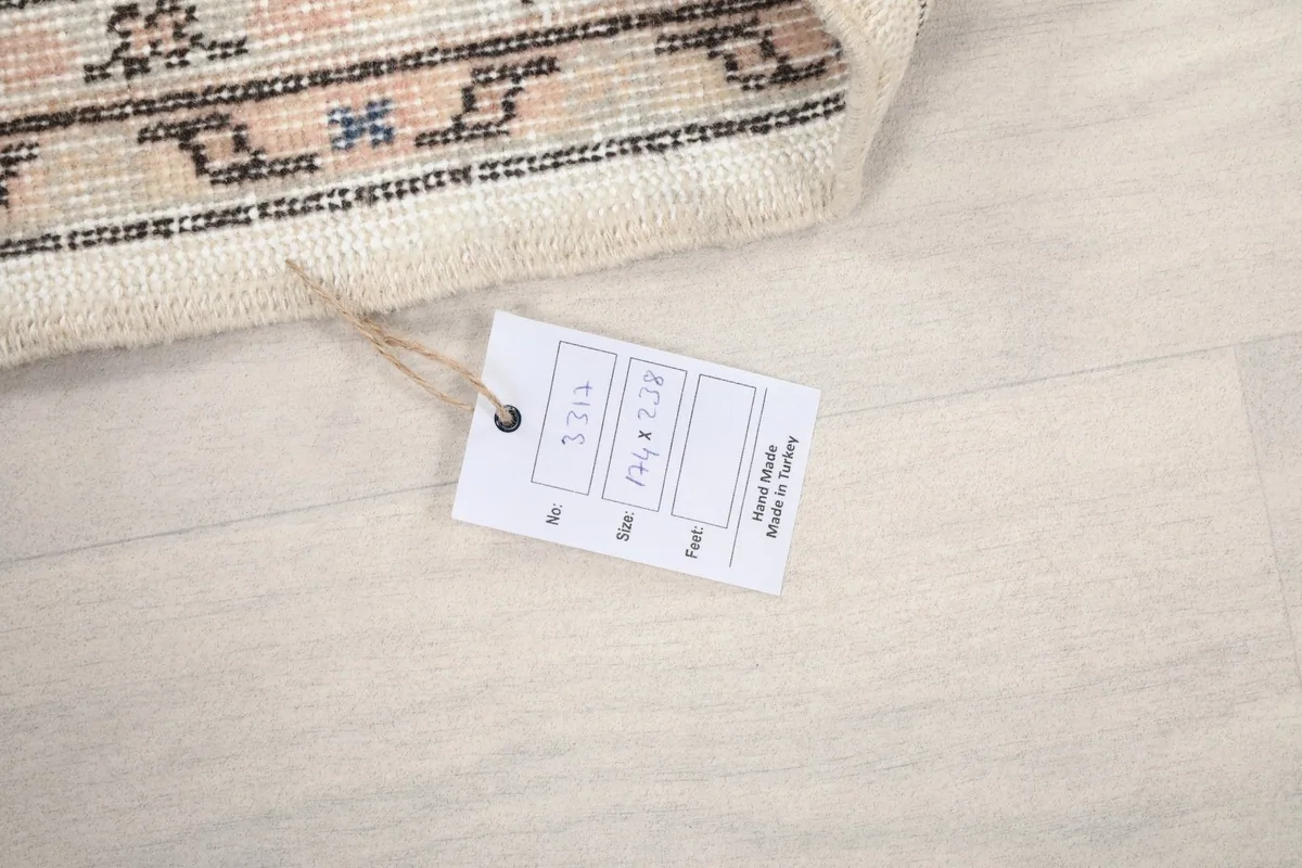 Tag attached to the rug, displaying its size and origin information