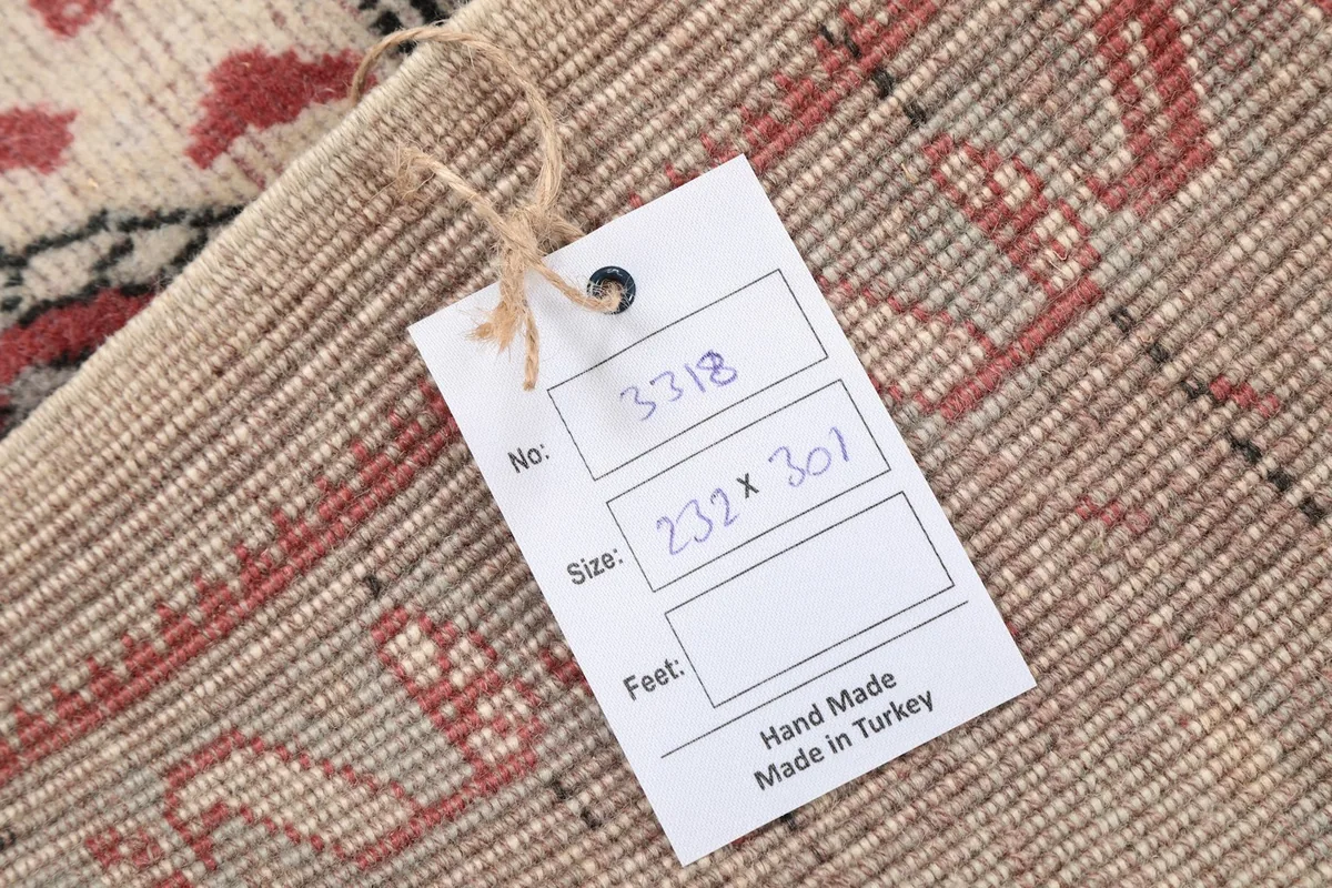 Tag showing the rug's product number and dimensions in centimeters