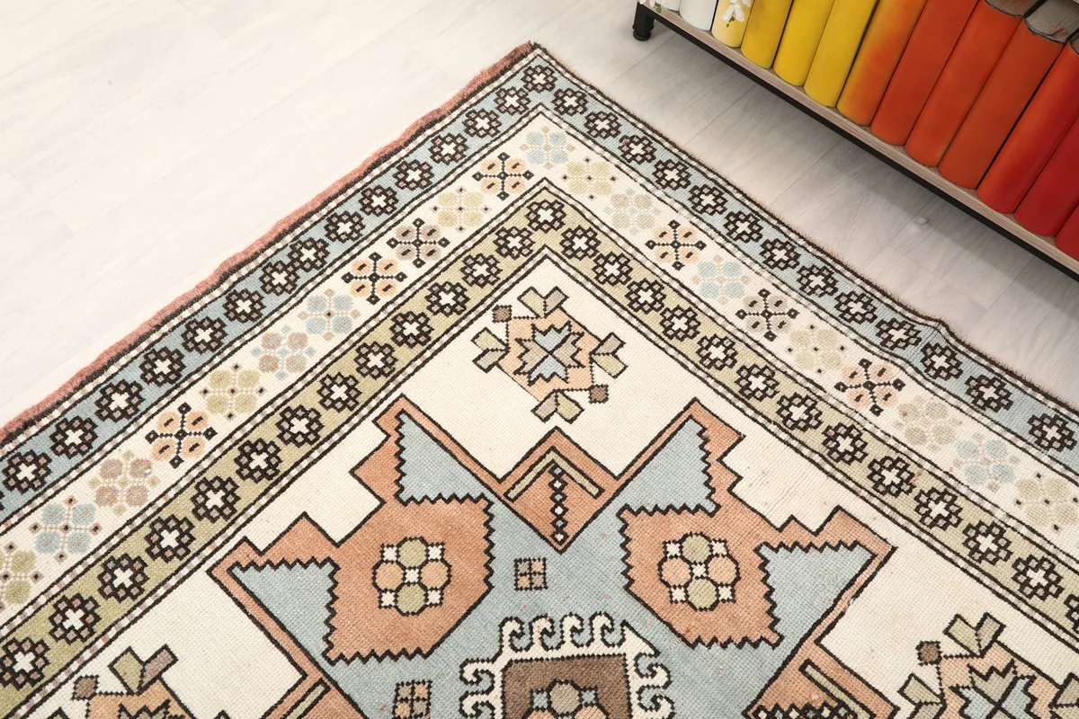 Detailed corner of the rug, illustrating the multi-layered border design