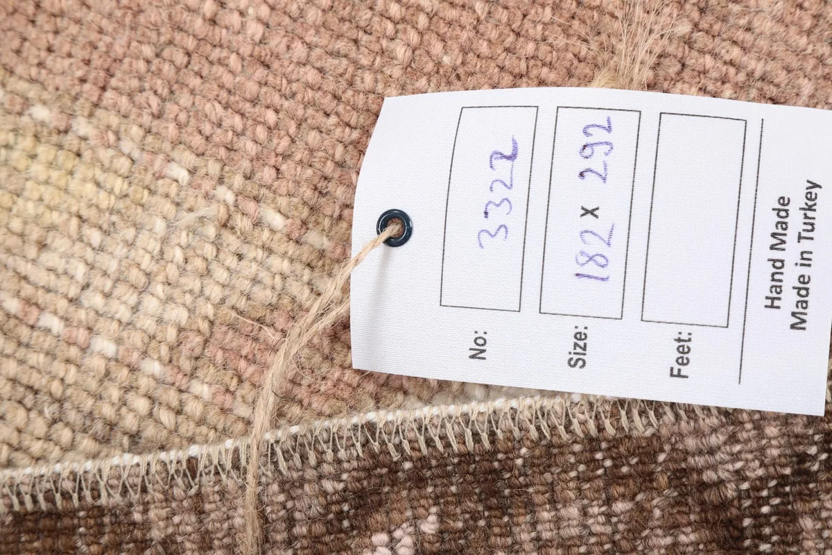 Product tag attached to the rug, showing the item number and dimensions in cm