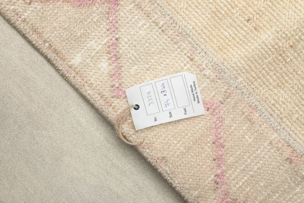 Product tag attached to the rug, showing size and item number details