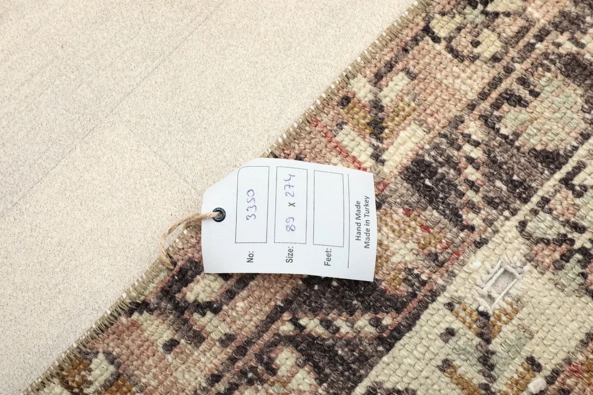 Label showing the rug's dimensions 89 x 274 cm and origin, hand made in Turkey