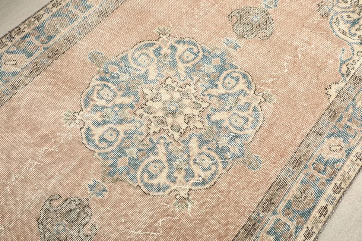 Detailed view of the central blue medallion and surrounding rose field