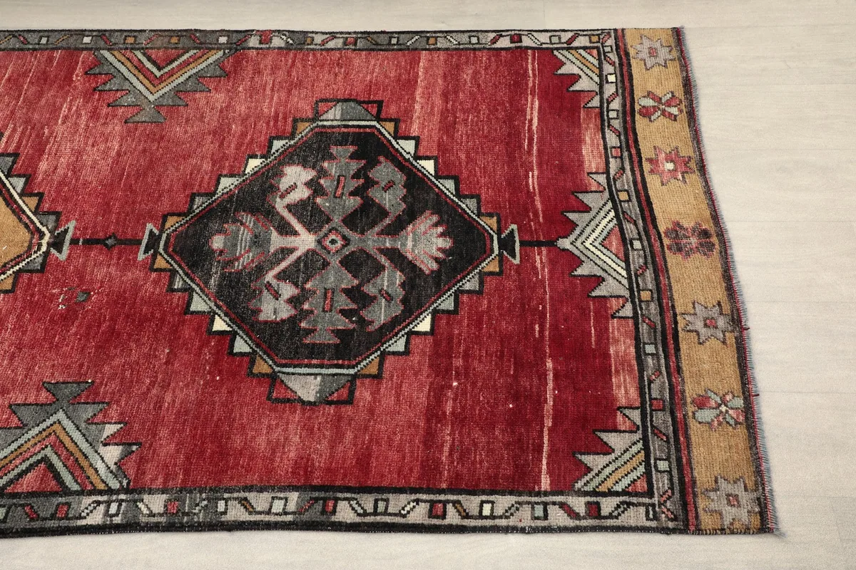 Close-up of the lower central geometric motif and part of the tan border.