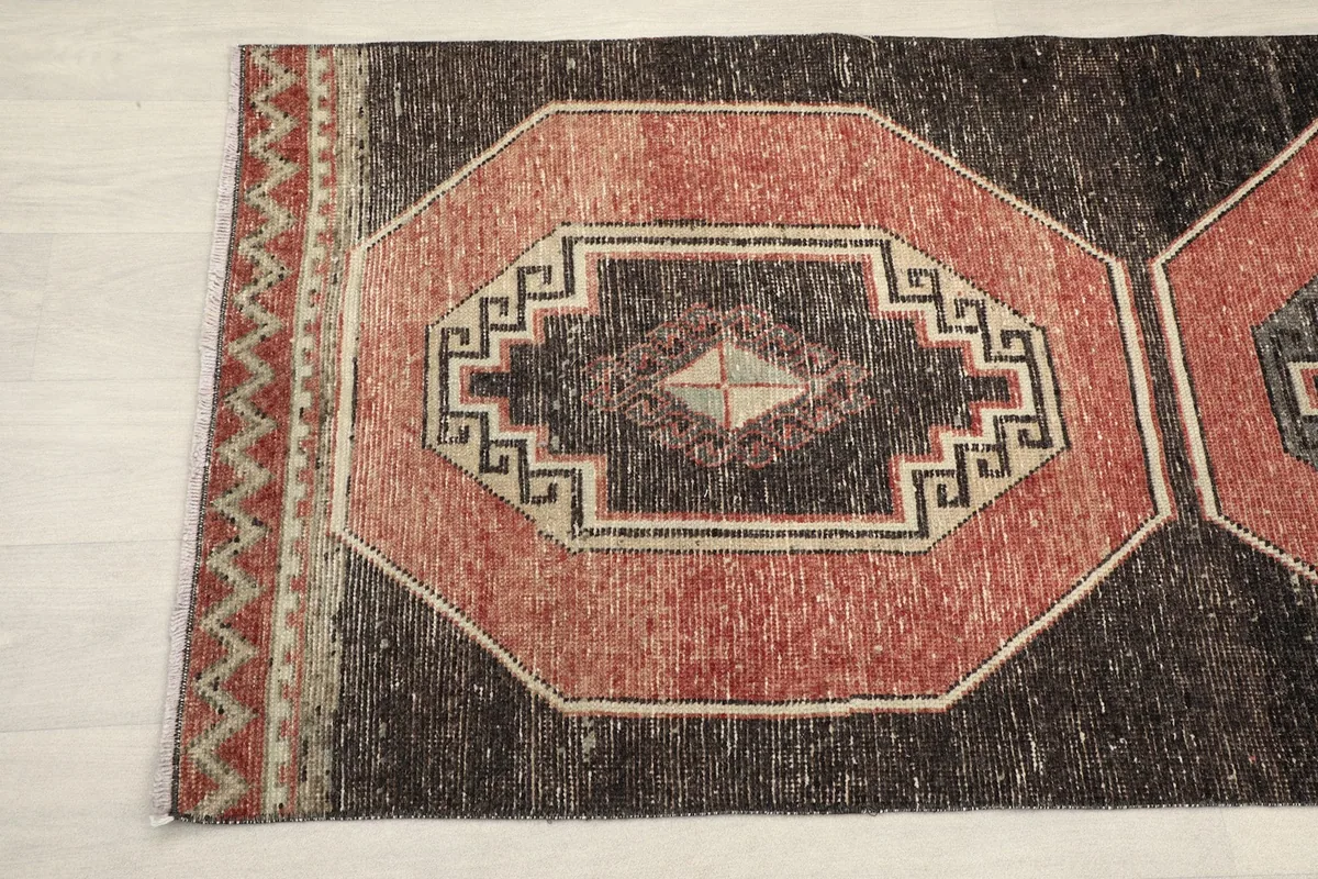 Detail of the runner's design and border, highlighting the geometric elements and colors.
