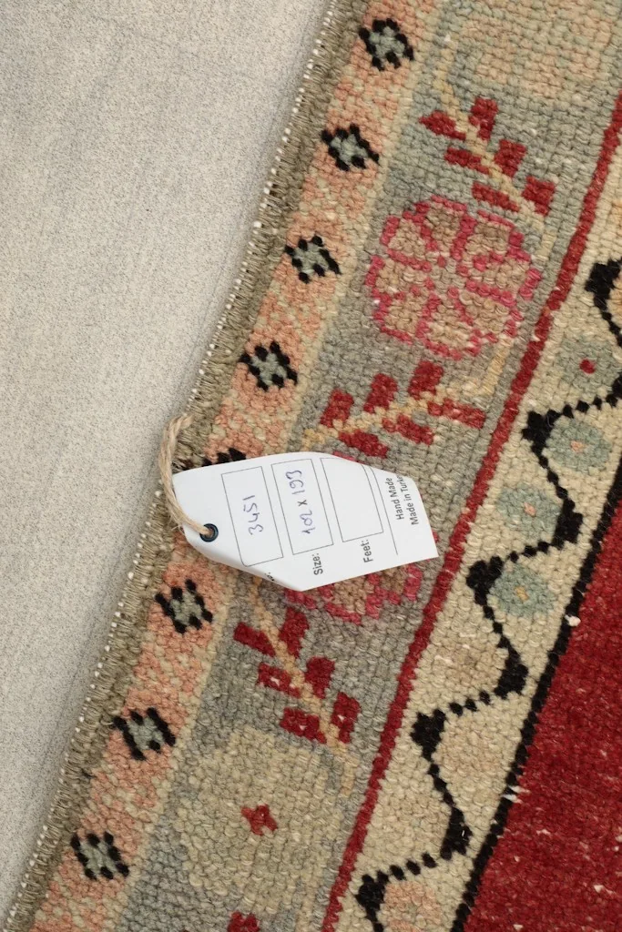 Close-up of the product tag attached to the rug, showing size and item number.