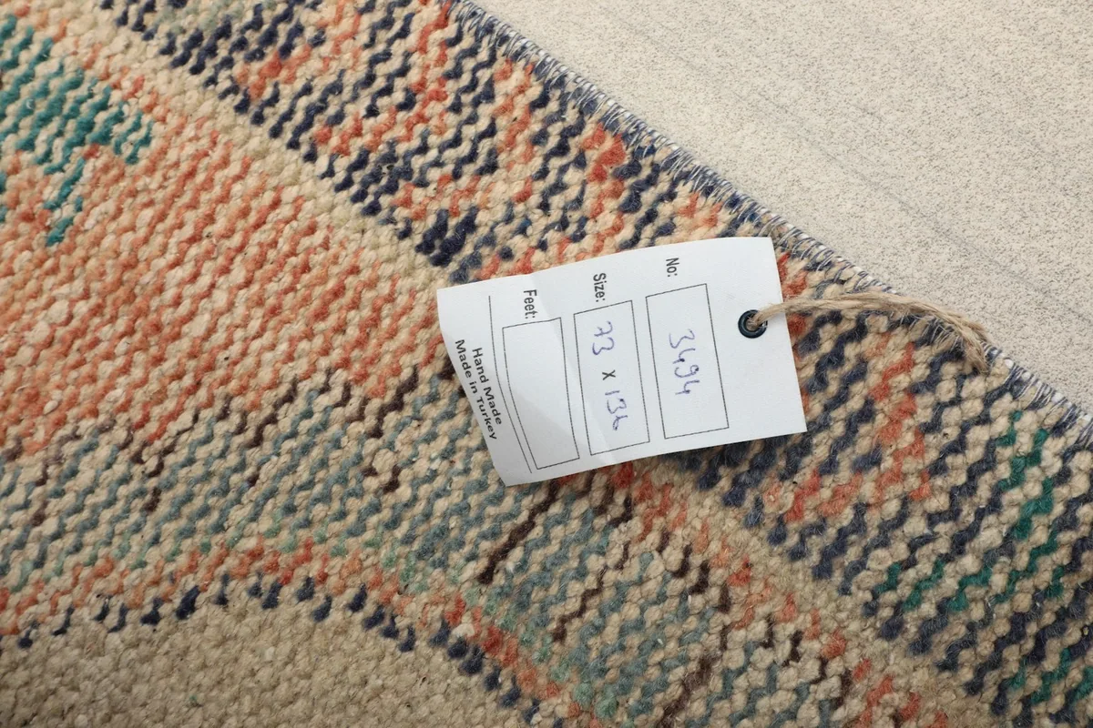Detail of the rug with a size tag showing measurements in centimeters