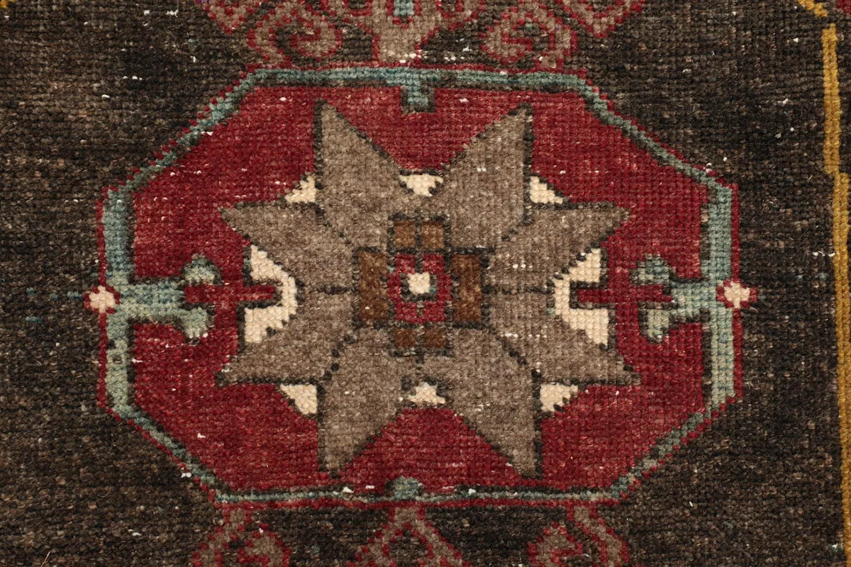 Close-up of a star-like motif within a medallion, showing individual knot work and colors