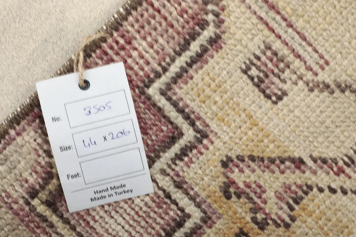 Close-up of the rug with a label displaying the item number and size in centimeters
