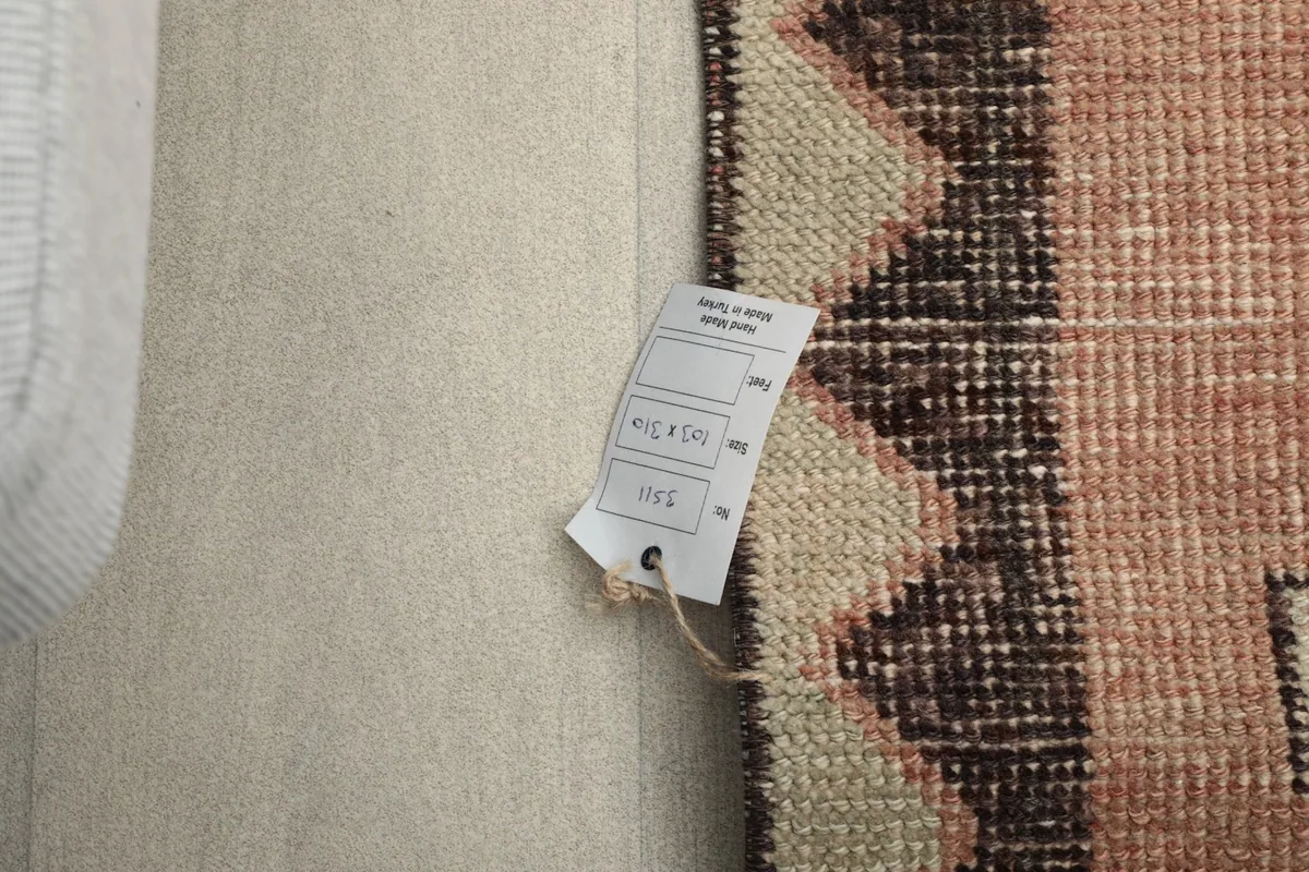 Rug tag displaying the size and origin information, next to the rug
