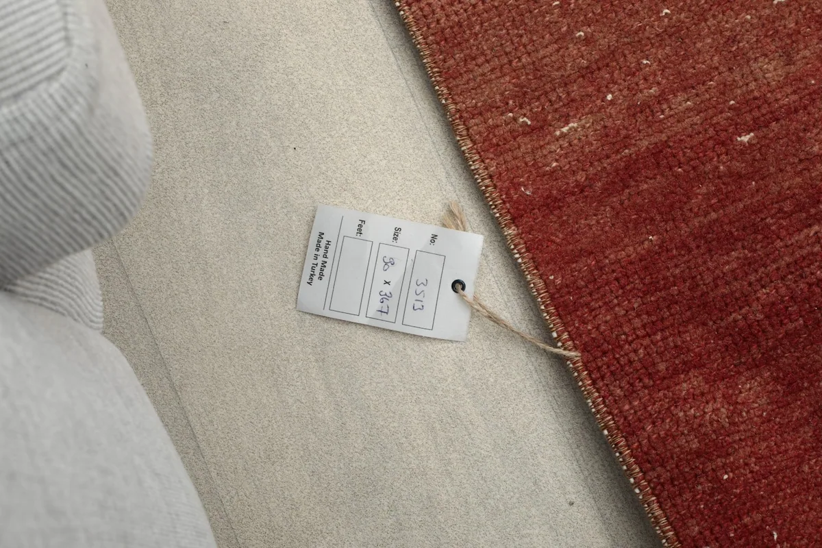 Product tag showing the size 2'11" x 12'0" (90 x 367 cm) next to the rug