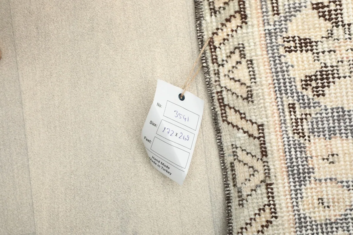 Tag displaying the rug's dimensions and origin next to the border