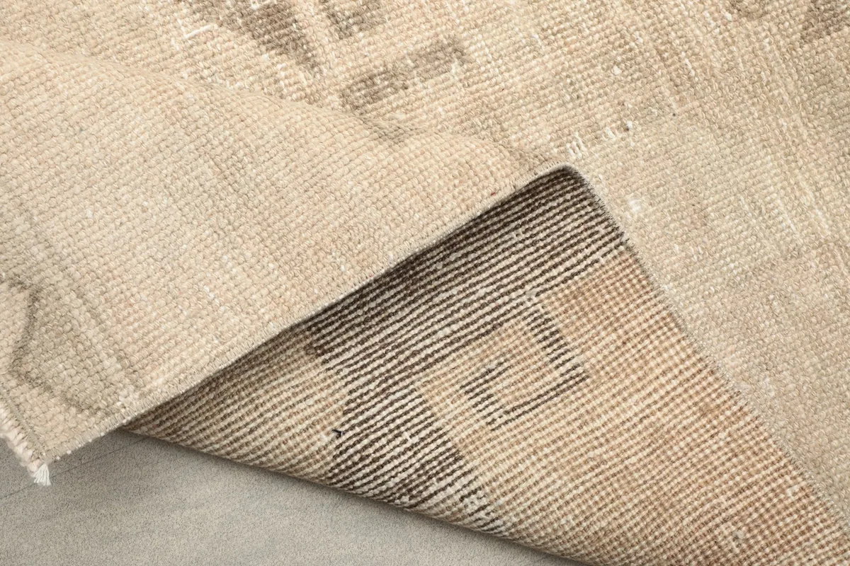 Underside of the runner, displaying the hand-knotted cotton foundation and weave.