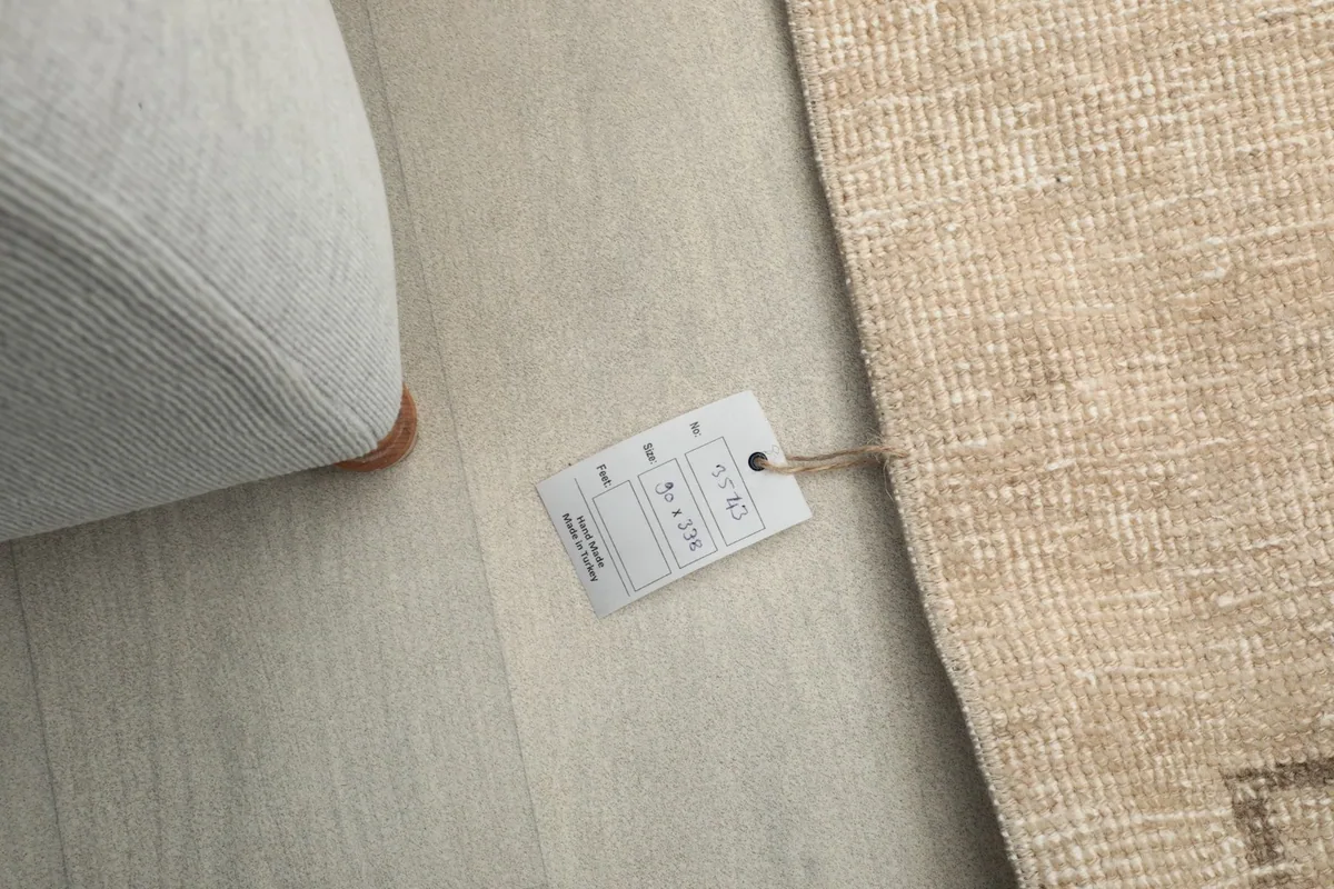 Product tag next to the runner, showing details and dimensions of the rug.