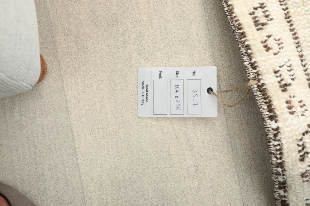 Product tag on the rug, showing size and item number details