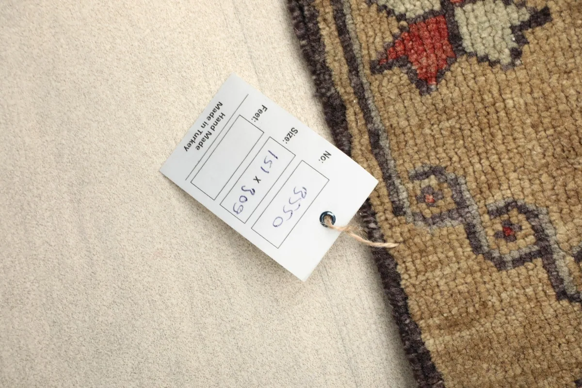 View of the rug's back and a product tag showing measurements in centimeters