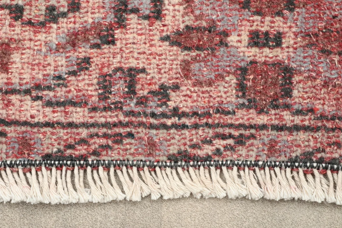 Close-up of the rug's fringe and the tightly woven edge