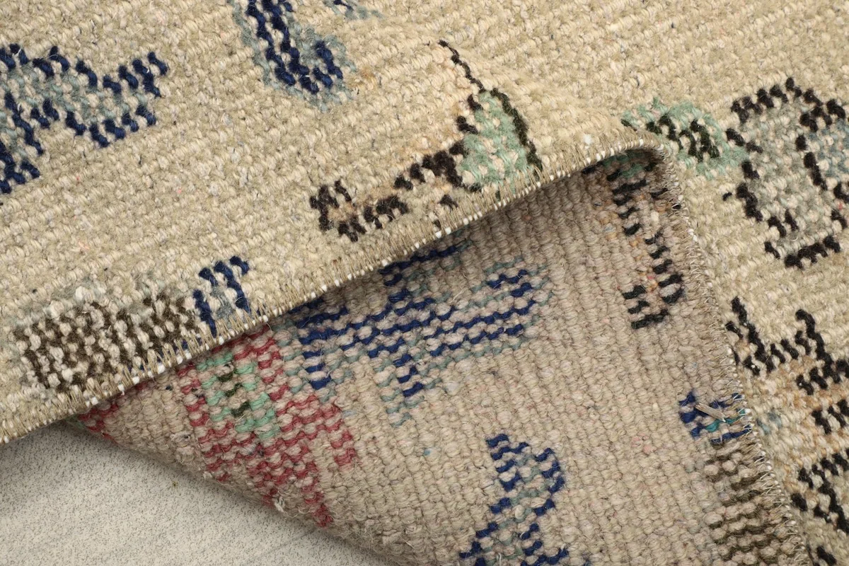 Underside of the runner revealing the cotton foundation and knotting structure