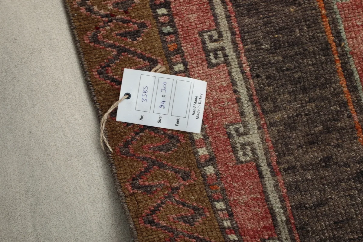 Close-up of the product tag attached to the rug, displaying size and material information
